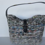 borsa con carta riciclata con  tracolla e chiusura in pelle